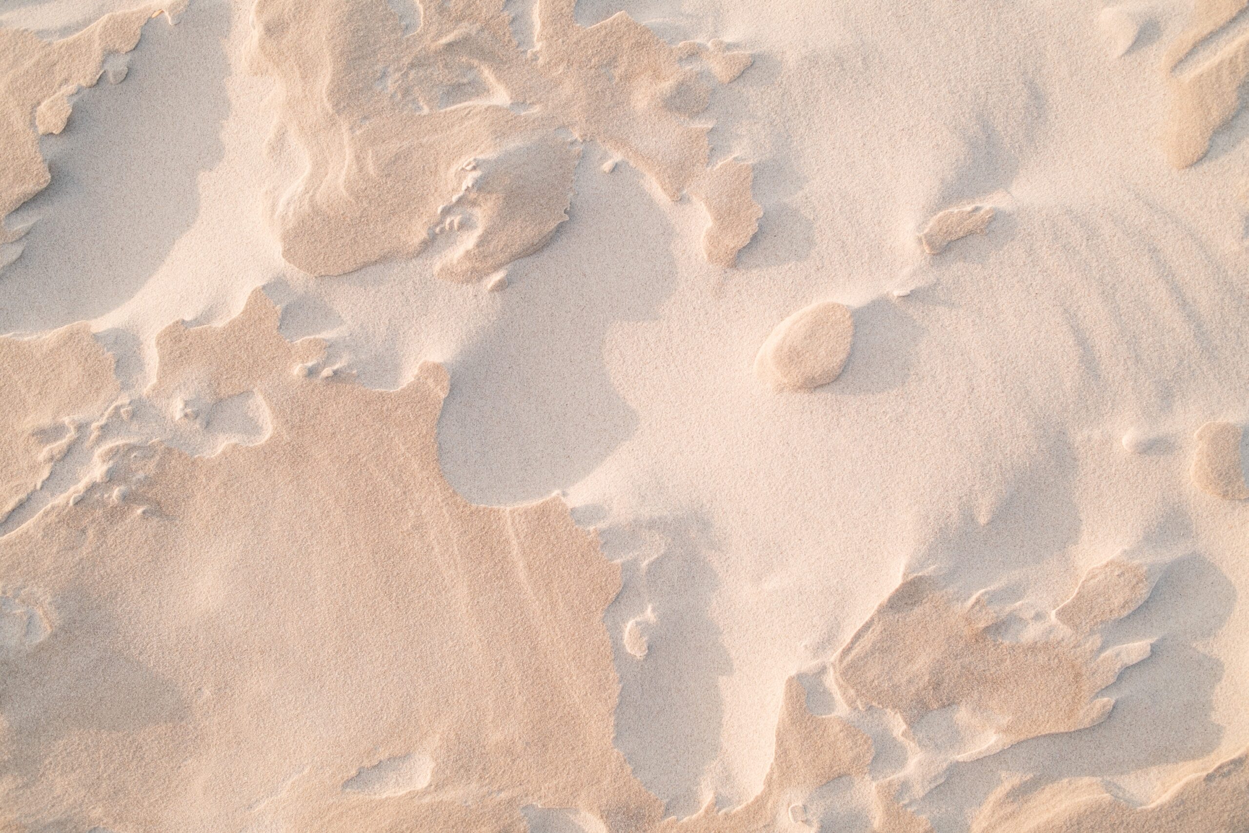 kaboompics_coastal-elements-sand-patterns-and-rock-backgrounds-35994