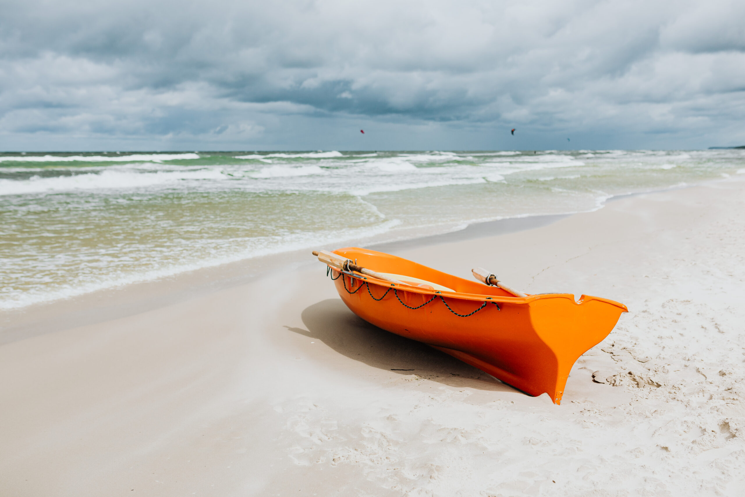 kaboompics_seaside-background-with-boat-18758